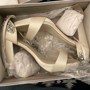 Galina Signature Size 8.5 Never Worn